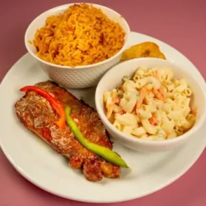 Demi-portion de côtes levées servie dans un restaurant haïtien à Montréal