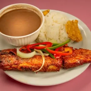 Poisson frit à l’haïtienne du restaurant Cœur des Caraïbes à Montréal