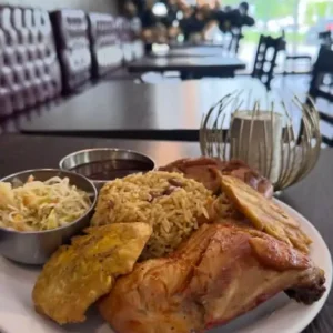 Poulet haïtien grillé sur charbon de bois au restaurant Cœur des Caraïbes