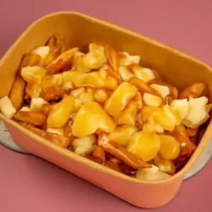 Poutine maison du restaurant Cœur des Caraïbes à Rivière-des-Prairies