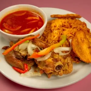 Dinde frite haïtienne servie au restaurant Cœur des Caraïbes à Montréal